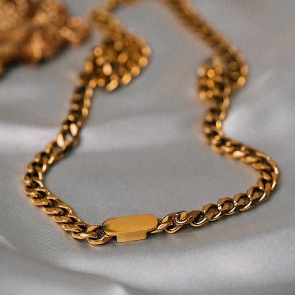 18GP Geometric Link Chain Necklace - Picture 4 of 4